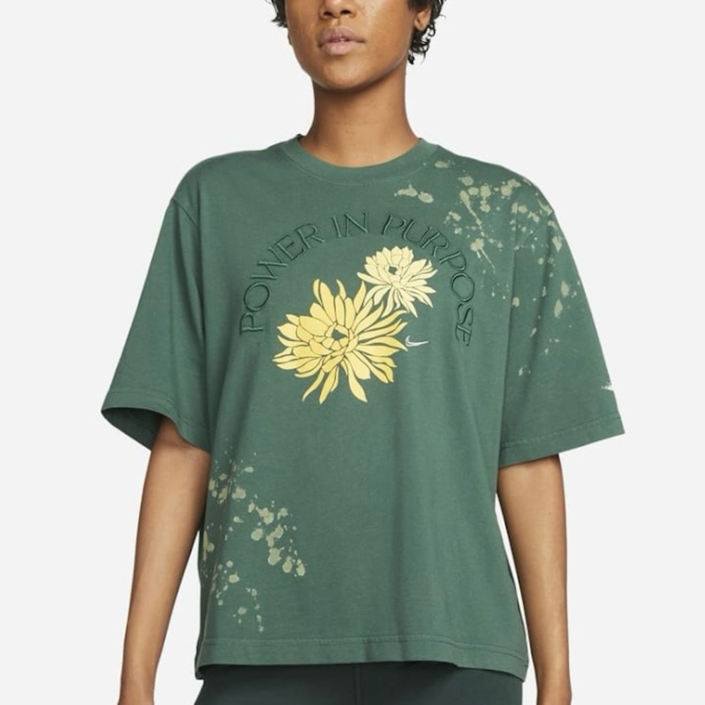 Nike Graphic T-Shirt, Women’s Size S 💚